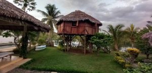 Cabane vue du portail d'entrée