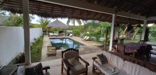 Salon vers la piscine